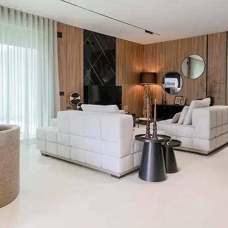 Vakantiehuis Detached House In A Private